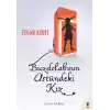 Buzdolabının Üstündeki Kız