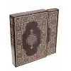 Kuran-ı Kerim - Orta Boy (Suni Deri Cilt Safir-Kabartmalı-Kenar Yaldızlı-Mahfazalı-Kahverengi)