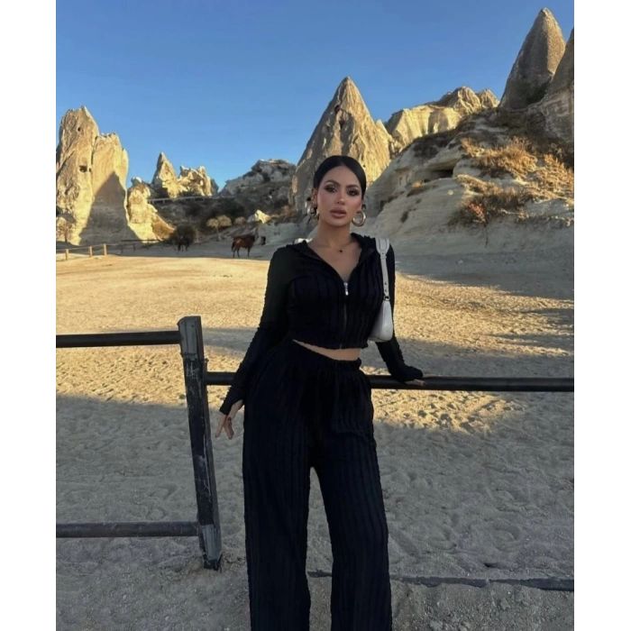 Kadın Uzun Kollu Parmak Geçme Ve Fermuar Detay Kısa Ceket Ve İspanyol Paça Pantolon Ikili Takim