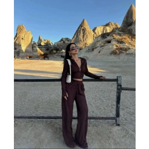 Kadın Uzun Kollu Parmak Geçme Ve Fermuar Detay Kısa Ceket Ve İspanyol Paça Pantolon Ikili Takim