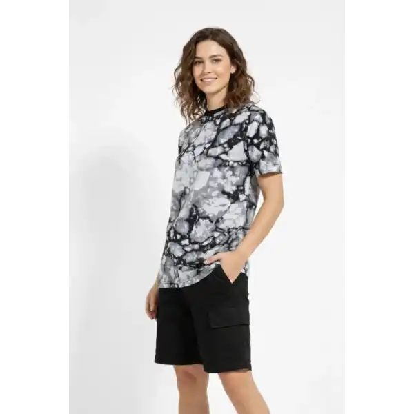 Siyah Gri Taş Desenli Tişört – Regular Kalıp, Bisiklet Yaka, Dijital Baskılı Modern Tasarım T-Shirt - Siyah