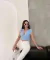 Vatkalı Kolsuz V Yaka Drapeli Crop Bluz Likralı Fit - Bebek Mavisi