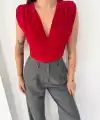 Vatkalı Kolsuz V Yaka Drapeli Crop Bluz Likralı Fit - Kırmızı