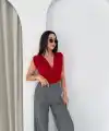 Vatkalı Kolsuz V Yaka Drapeli Crop Bluz Likralı Fit - Kırmızı