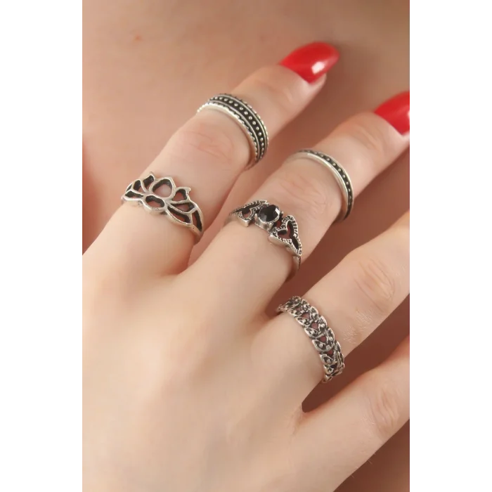 Gümüş Renk Lotus Model Siyah Kristal Taş Detay Bayan Yüzük Kombin