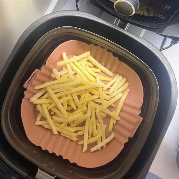 Renkli Isıya Dayanıklı Yıkanılabilir Silikon Fırın  Airfryer Kare Model Pişirme Matı 20 cm (5047)