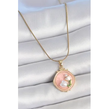 316L Çelik Gold Renk Zincir Pembe Mineli İncili Çiçek İşlemeli Portre Model Kadın Kolye