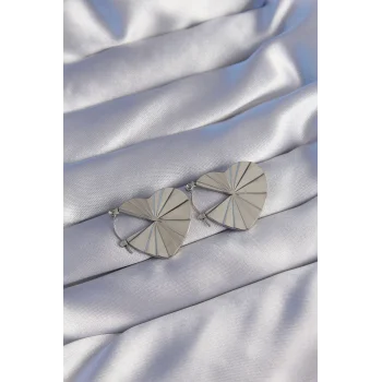 316L Çelik Gümüş Renk Çizgili Plaka Tasarımlı Kalp Küpe