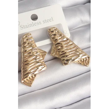 Pirinç Gold Renk İşleme Detaylı Katlanmış Kare Plaka Model Kadın Küpe