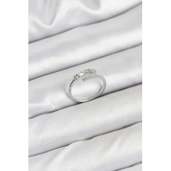 Pirinç Gümüş Renk Kalpli Detaylı Zirkon Taşlı Kadın Yüzük