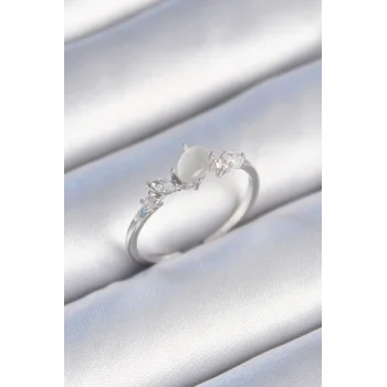 Pirinç Gümüş Renk Zirkon Taşlı Oval Beyaz Mineli Kadın Yüzük