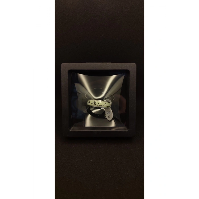 Karanlıkta parlayan çelik yüzük