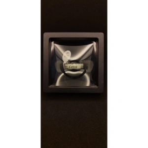 Karanlıkta parlayan çelik yüzük