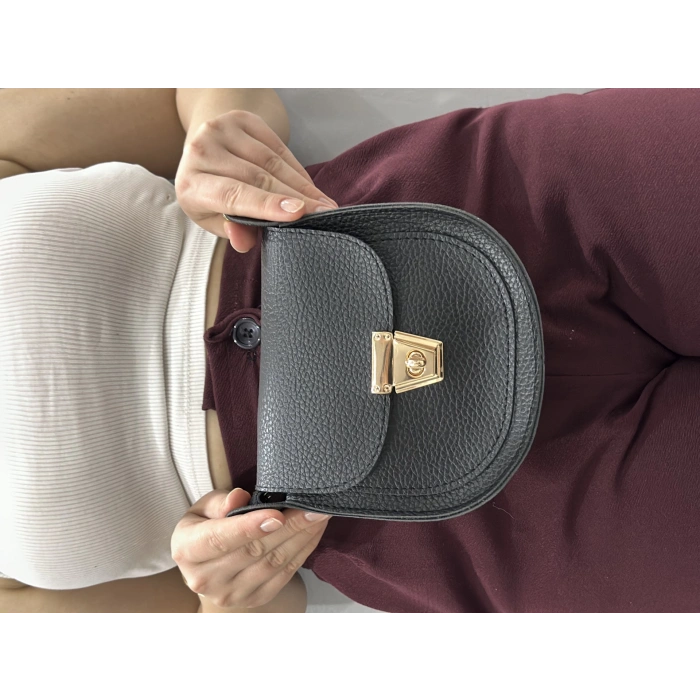 Klasik kapaklı siyah cilt çanta