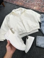 Beyaz Deri Oversize Bomber Ceket & Mavi Kar Yıkama Boyfriend Kot Pantolon Kombin