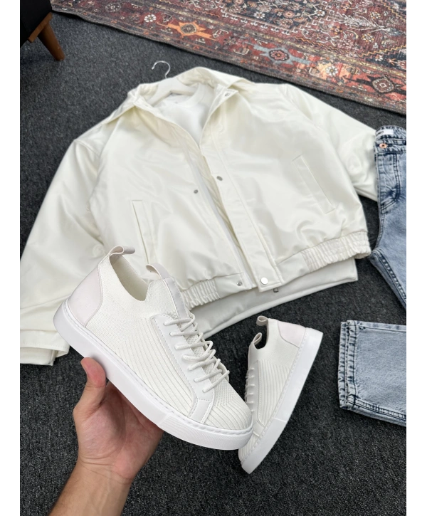 Beyaz Deri Oversize Bomber Ceket & Mavi Kar Yıkama Boyfriend Kot Pantolon Kombin