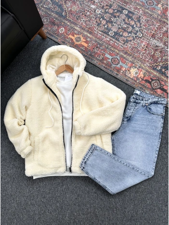 Beyaz Astarlı Düz Peluş Ceket & Mavi Kar Yıkama Boyfriend Kot Pantolon Kombini