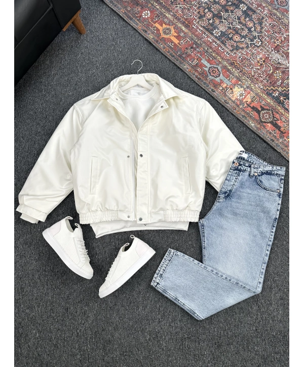Beyaz Deri Oversize Bomber Ceket & Mavi Kar Yıkama Boyfriend Kot Pantolon Kombin