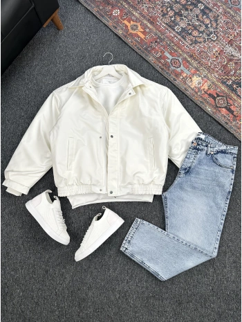 Beyaz Deri Oversize Bomber Ceket & Mavi Kar Yıkama Boyfriend Kot Pantolon Kombin