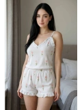 Şık Tasarım Beyaz Üstüne Çiçek Desenli Askılı Şortlu Pijama Takımı