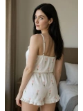 Şık Tasarım Beyaz Üstüne Çiçek Desenli Askılı Şortlu Pijama Takımı