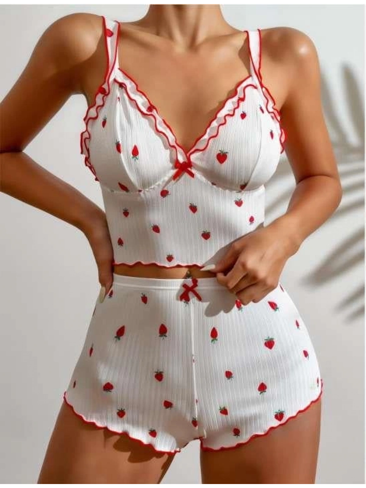 Seraviax Beyaz Üstüne Çilek Desenli Fitilli Askılı Şortlu Pijama Takımı