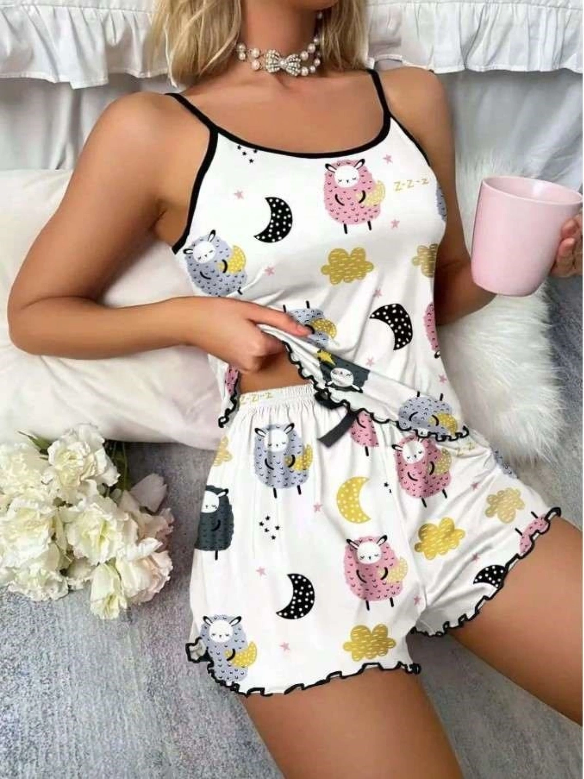 Seraviax Beyaz Üstüne Desenli İnce Askılı Şortlu Pijama Takımı