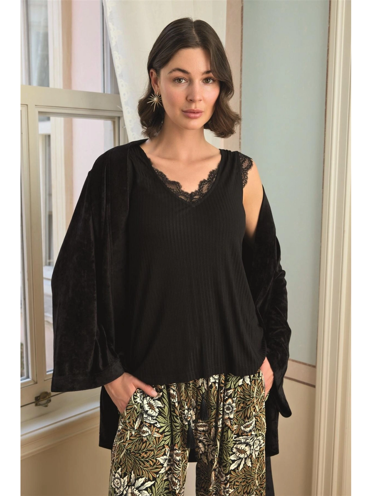 Seraviax Çiçek Yaprak ve Etnik Desenli Dantelli 3lü Pijama Takımı