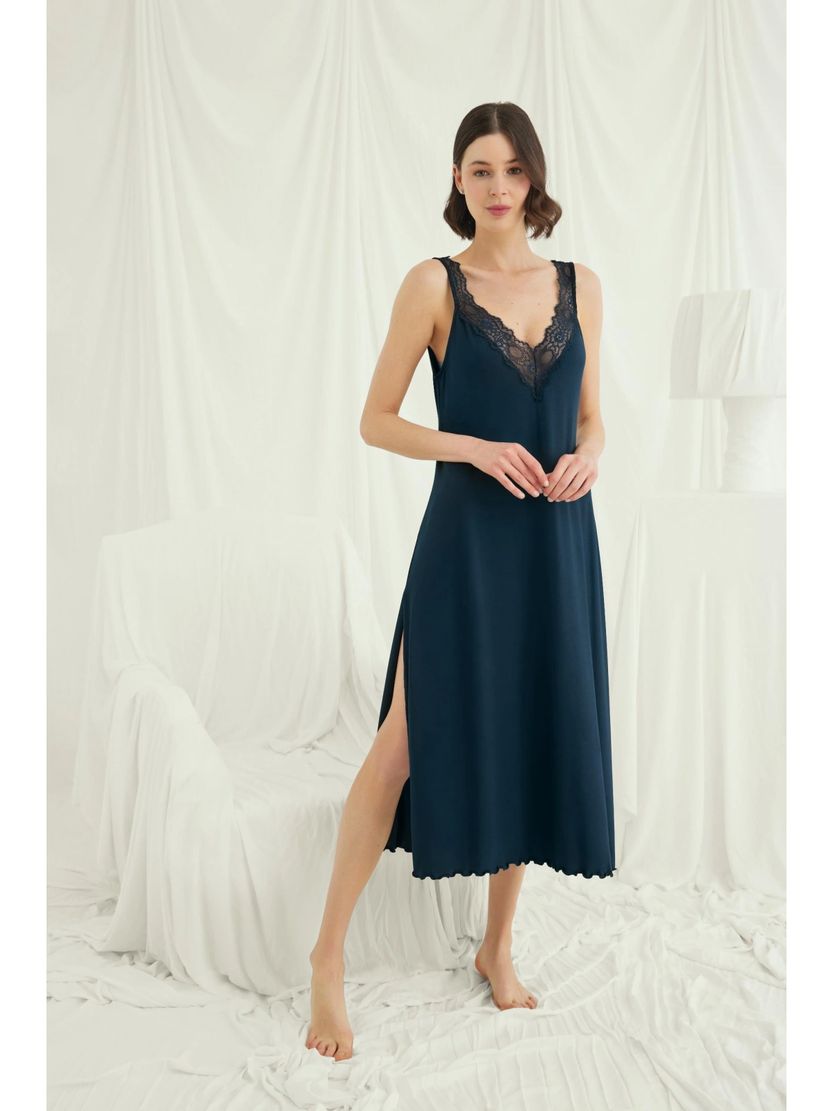 Seraviax Göğüs ve Sırt Dekolteli Dantelli ve Yırtmaçlı Gecelik