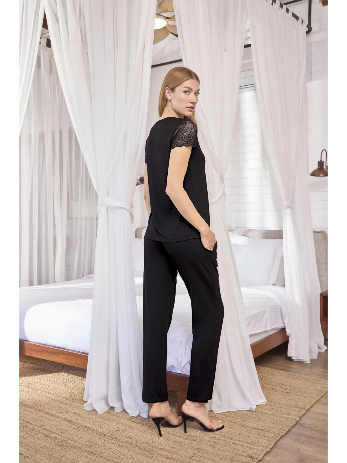 Seraviax Kısa Kollu ve Dantelli V Yaka Pijama Takımı