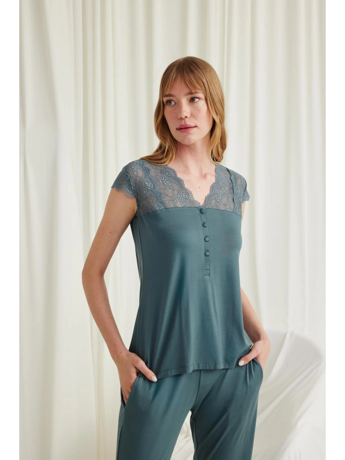 Seraviax Yakası Kolu ve Omzu Dantelli Önü Düğmeli Pijama Takımı
