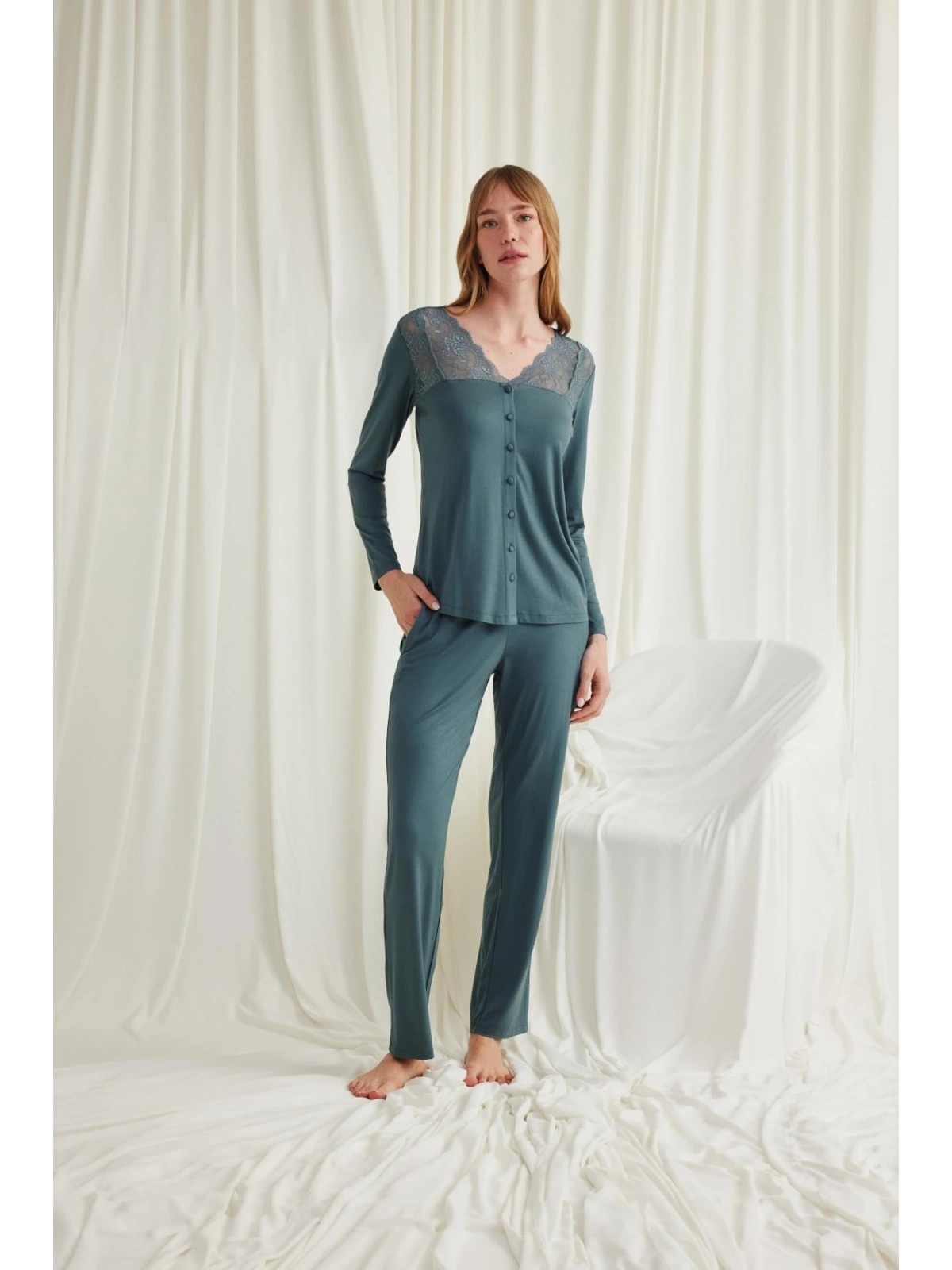 Seraviax Yakası Omzu ve Paçası Dantelli Boydan Düğmeli Pijama Takımı
