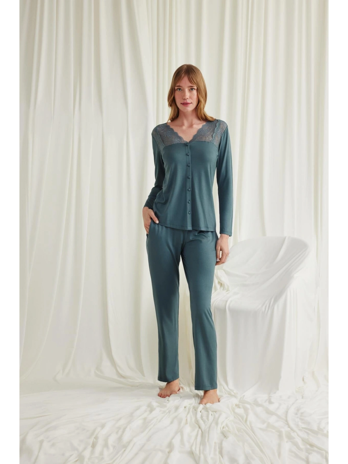 Seraviax Yakası Omzu ve Paçası Dantelli Boydan Düğmeli Pijama Takımı
