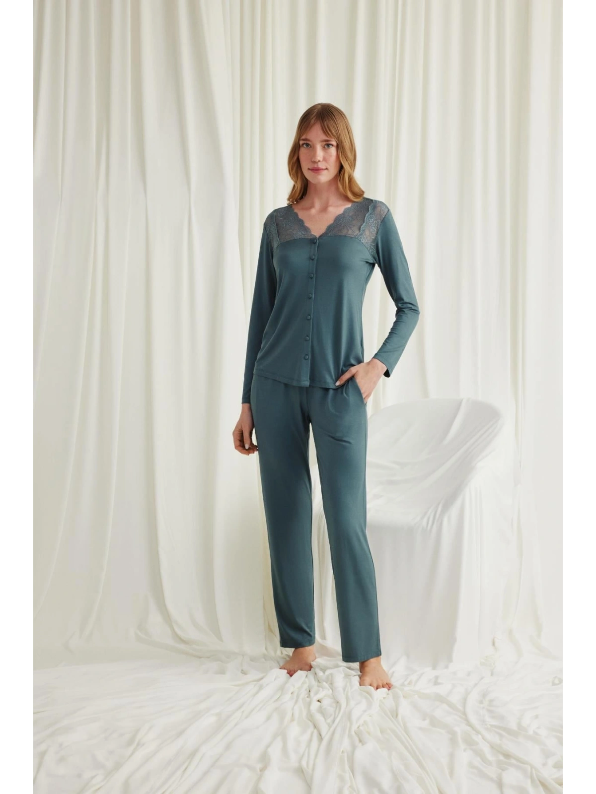 Seraviax Yakası Omzu ve Paçası Dantelli Boydan Düğmeli Pijama Takımı