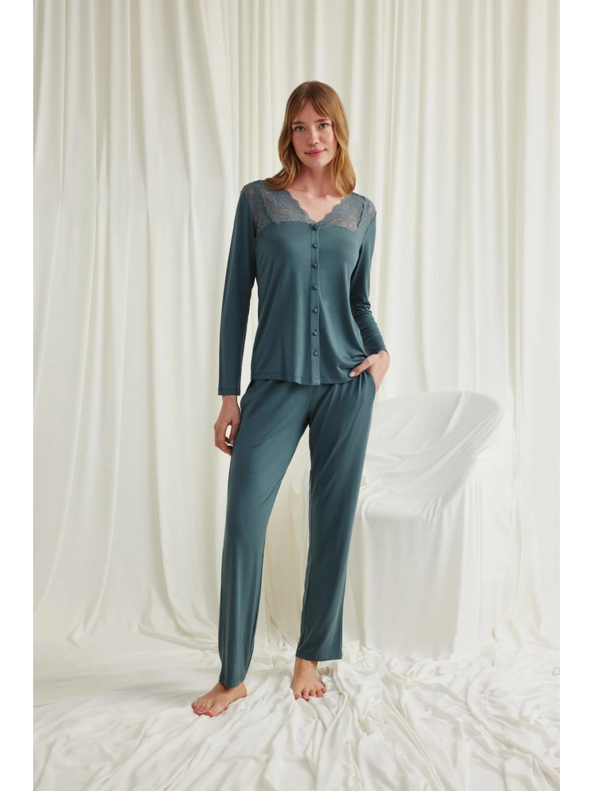 Seraviax Yakası Omzu ve Paçası Dantelli Boydan Düğmeli Pijama Takımı