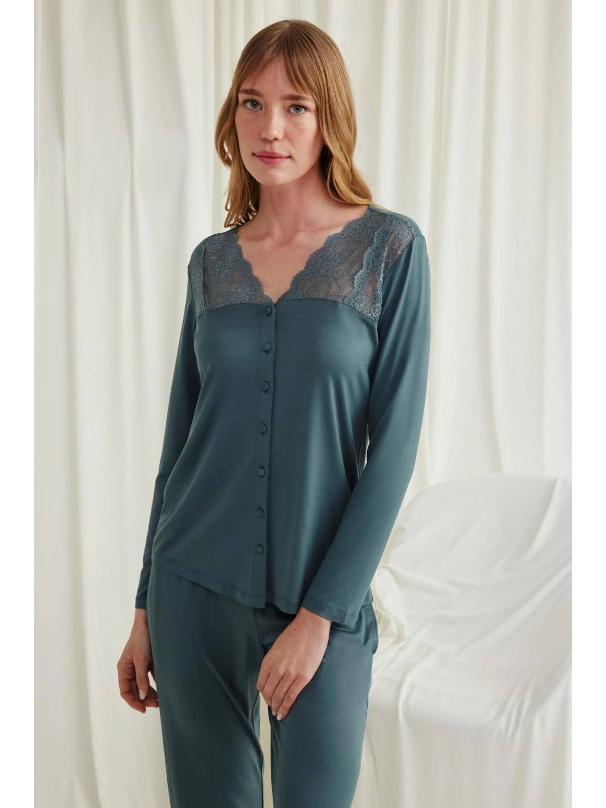 Seraviax Yakası Omzu ve Paçası Dantelli Boydan Düğmeli Pijama Takımı