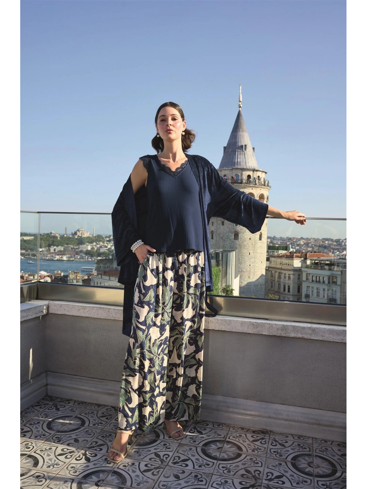 Seraviax Yaprak Desenli ve Dantelli 3lü Pijama Takımı