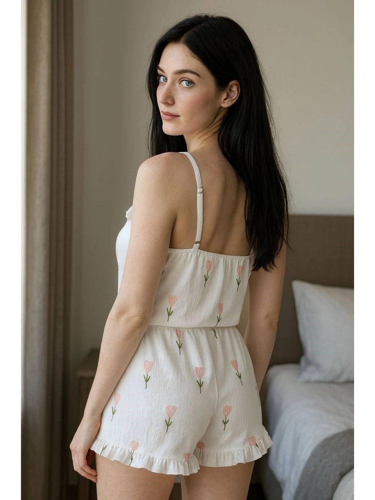 Şık Tasarım Beyaz Üstüne Çiçek Desenli Askılı Şortlu Pijama Takımı
