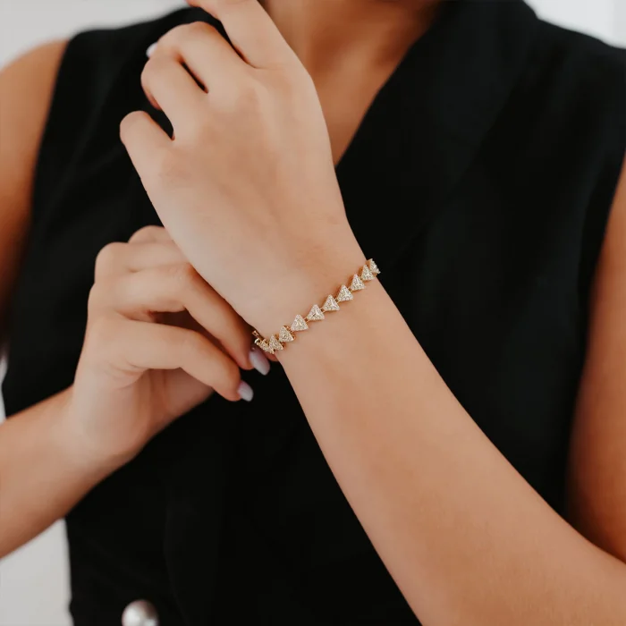 Ful Taşlı Üçgen Altın Bileklik AABLK073