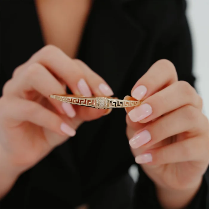 Grek Desenli Taşlı Kelepçe Altın Bileklik AABLK0116