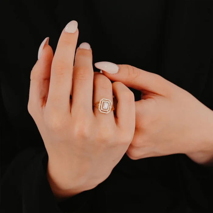 Kalp Detaylı Baget Taşlı Altın Yüzük AAYZK090