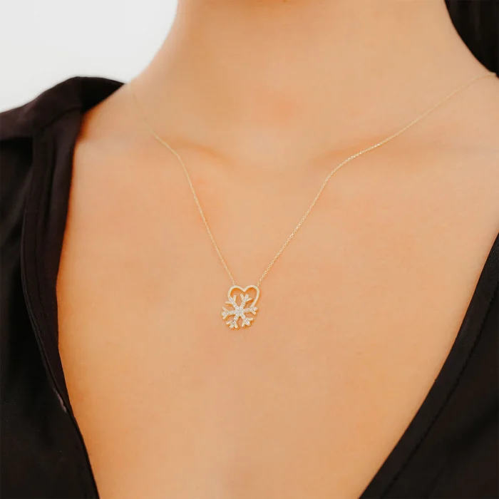 Kalp İçinde Taşlı Kar Tanesi Altın Kolye AAKLY063