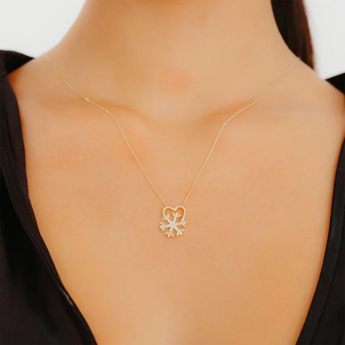 Kalp İçinde Taşlı Kar Tanesi Altın Kolye AAKLY063