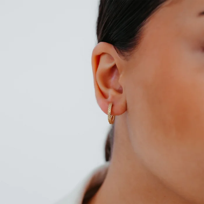 Kendinden Desenli Altın Küpe AAKPE008