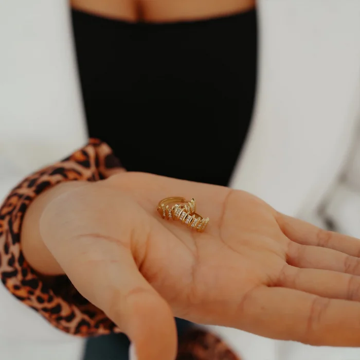 Mini Taşlı Çubuk Detay Altın Küpe AAKPE065