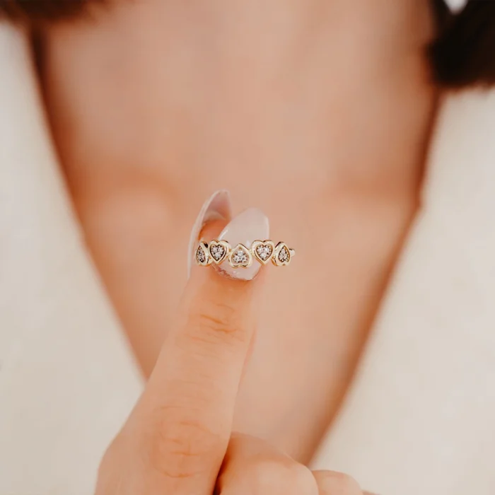 Minimal Sıralı Kalpli Altın Yüzük AAYZK043