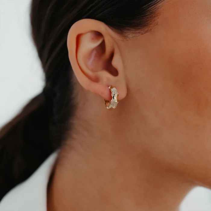 Minimal Taş Detay Kıvrımlı Altın Küpe AAKPE022