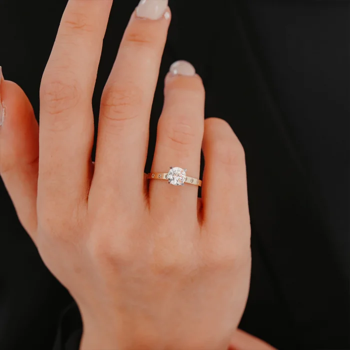 Minimal Taş Detaylı Tektaş Altın Yüzük AAYZK044