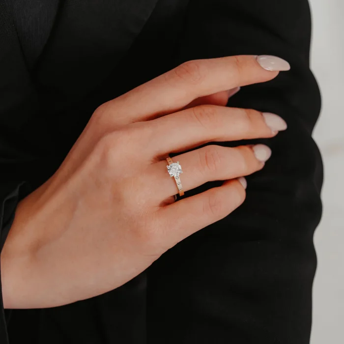 Minimal Taş Detaylı Tektaş Altın Yüzük AAYZK044