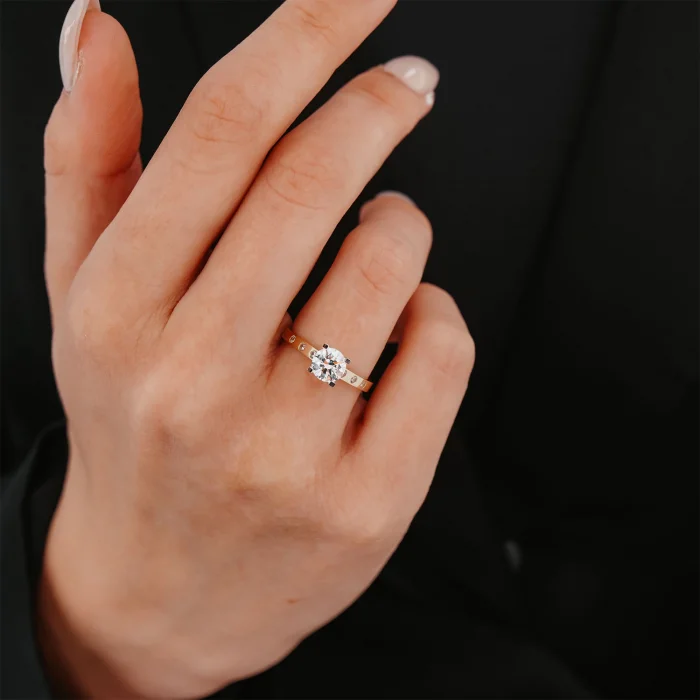 Minimal Taş Detaylı Tektaş Altın Yüzük AAYZK044